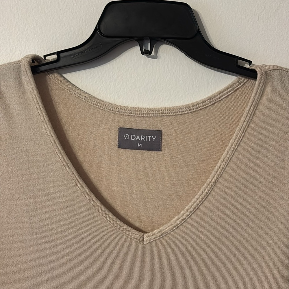 Darity Tan Cream Women’s Short Sleeve V Neck Casual Top size medium - Picture 2 of 4